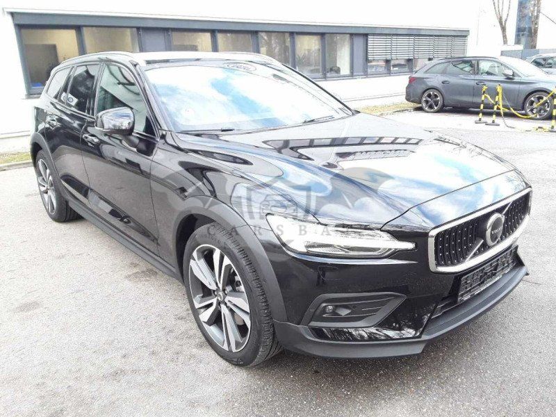 Volvo V60 Cross Country B4 Plus 2024