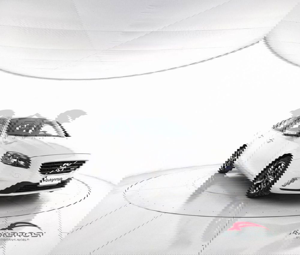 Volvo V40 D4 Momentum R-design 2015