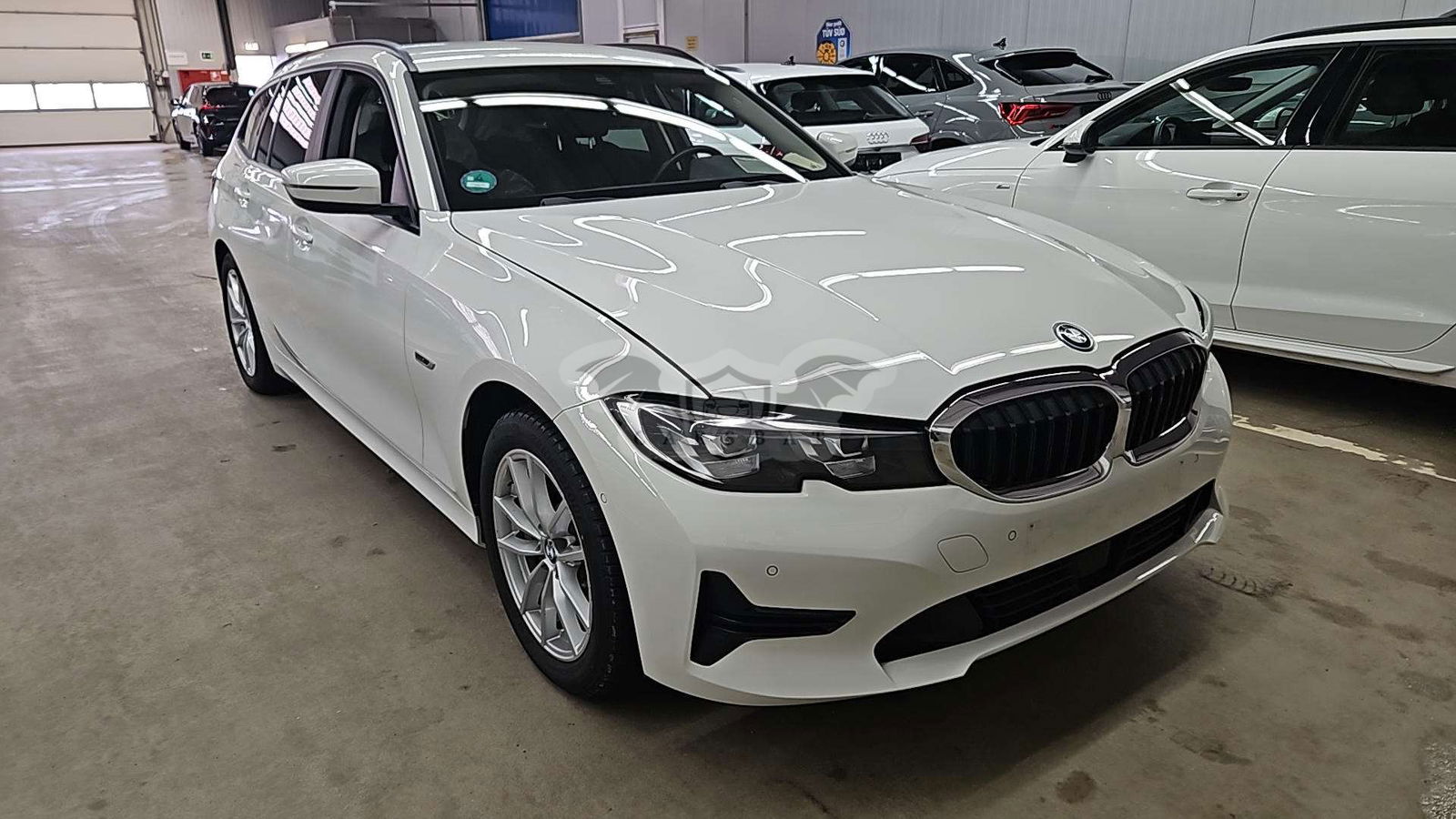 BMW 3 Series Touring 330e Advantage 2022